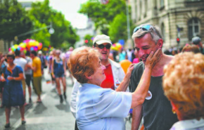 Kordonok közt vidáman - a régi szép időkről kesergő tüntető a kordonon kívül