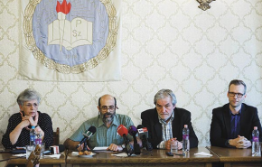 Egy asztalnál a tanárok képviselői. Egy az irány is? - 19-re lapot húztak